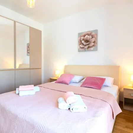 Melani Apartment